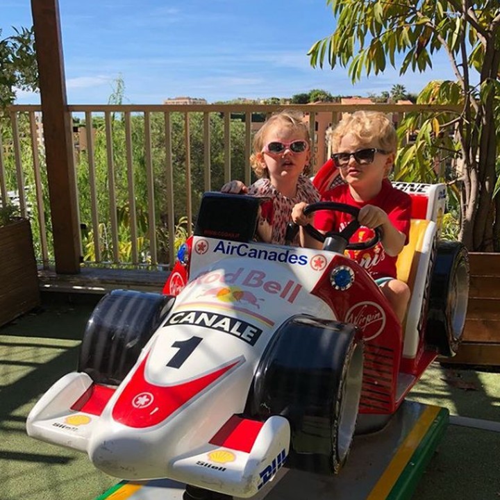 <p>Saat mau nonton Formula 1, Pangeran Jaques dan Putri Gabrielle berpose dulu di mobil-mobilan. Keren nggak gaya keduanya, Bun? (Foto: Instagram @hshprincesscharlene)</p>