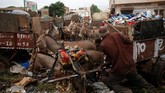 FOTO: Melawan Sampah Bersama Keledai di Mali Ledakan populasi penduduk membuat Bamako, Mali, penuh dengan tumpukan sampah. Sejumlah warga mengangkut sampah dengan bantuan keledai.