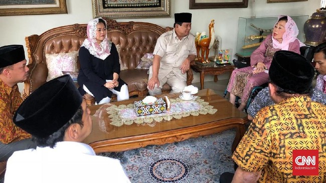 Usai mencium tangan Shinta Wahid yang duduk di kursi roda, Prabowo Subianto berbincang secara tertutup di dalam rumah didampingi Yenny Wahid.