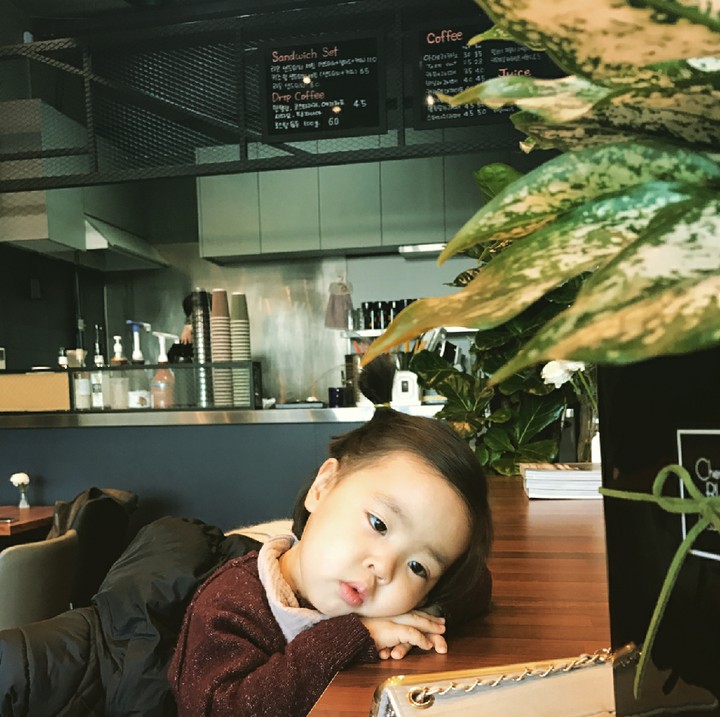 <p>Kok murung sih, Nak. Lani lagi mikirin apa? (Foto: Instagram/dancingmulgogi)</p>