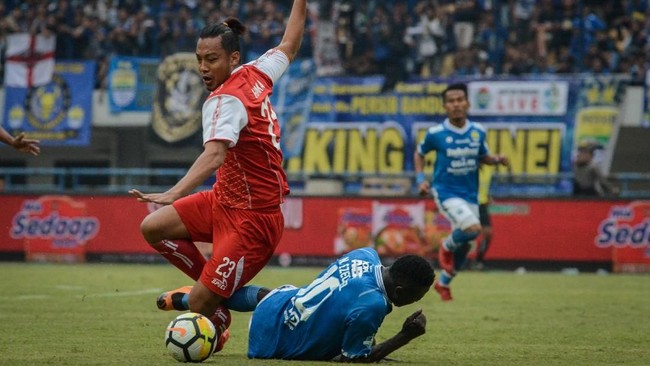 Pertandingan leg kedua babak 16 besar Piala Indonesia antara Arema FC vs Persib Bandung, Jumat (22/2), dapat disaksikan melalui layanan live streaming.