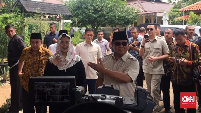 Yenny Wahid mengaku suara pendukung Gus Dur yang masih terpecah antara Jokowi-Ma'ruf dan Prabowo-Sandiaga akan disatukan dalam ajang silaturrahmi nasional.