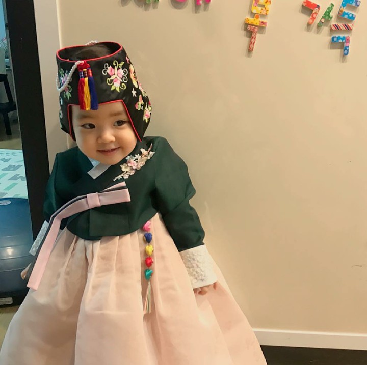 <p>Lani makin menggemaskan saat pakai hanbok, pakaian tradisional Korea. (Foto: Instagram/dancingmulgogi)</p>