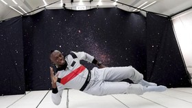 FOTO: Manusia Tercepat Dunia Usain Bolt Coba Gravitasi Nol
