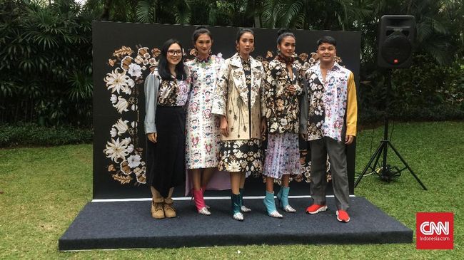 Desainer-desainer muda Indonesia bakal unjuk gigi di depan warga Paris pada September dan Oktober 2018 mendatang.