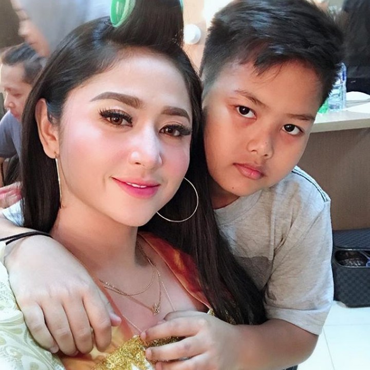 <p>Saat libur sekolah, Gabriel selalu menemani Dewi Perssik syuting. So sweet ya! (Foto: Instagram @dewiperssikreal)</p>