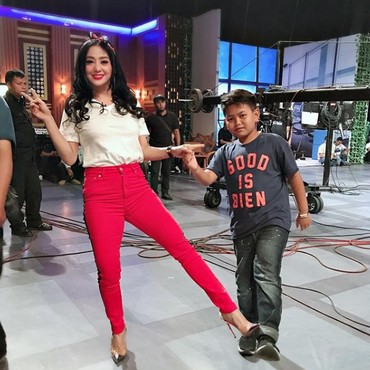 Tanggapan Dewi Persik saat Anak Merasa Curiga Bukan Anak Kandung