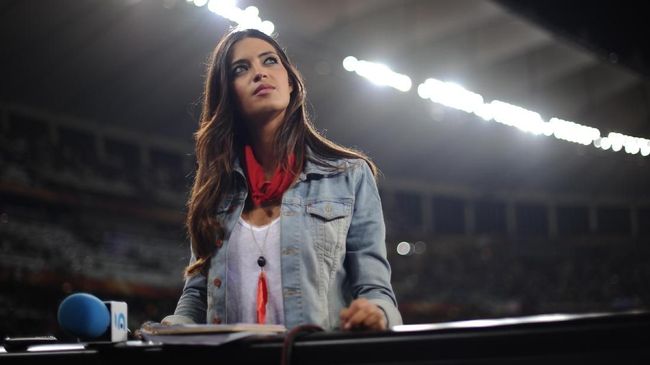 Casillas Bercerai dengan Jurnalis Sara Carbonero Kiper legendaris Real Madrid Iker Casillas memutuskan bercerai dengan Sara Carbonero, reporter yang pernah diciumnya di depan kamera televisi.