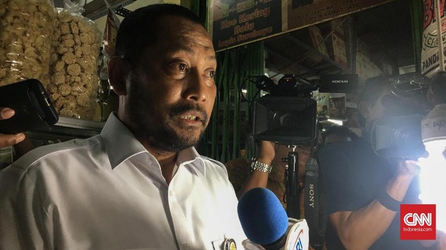 Direktur Utama Perum Bulog Budi Waseso ngotot tidak mau menyimpan beras impor. Ia meminta beras impor ditampung di Kantor Kementerian Perdagangan.