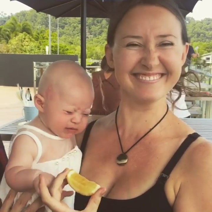 <p>Si kecil yang merasakan asamnya lemon, Bunda yang tertawa. He-he-he. (Foto: Instagram/jimitraill)</p>