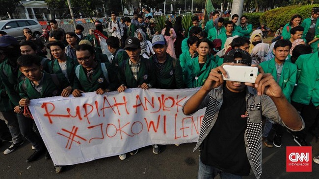 Presiden Joko Widodo dinilai kian menutup kuping dari aspirasi rakyat saat kepemimpinannya menyentuh usia tujuh tahun.
