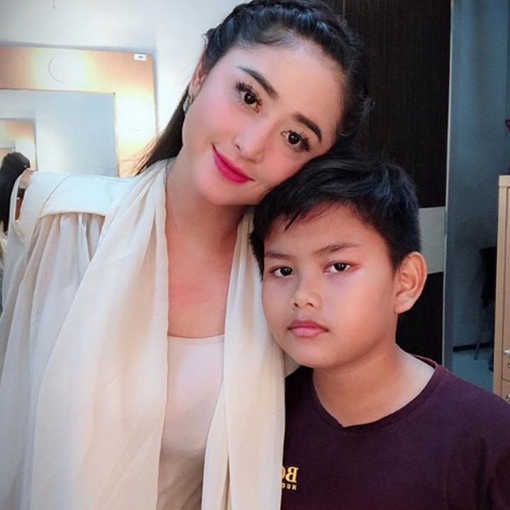 <p>Beberapa kali di postingan, Dewi Perssik selalu berharap Gabriel tumbuh menjadi sosok yang saleh. (Foto: Instagram @dewiperssikreal)</p>