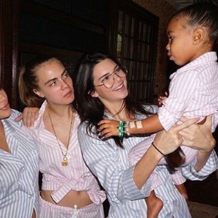 <p>Saat Kendall Jenner bersama keponakannya North ikut pajama party. (Foto: Twitter/ @knjglobal)  </p>