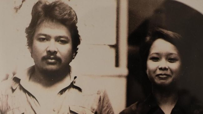 Sang istri tak bisa menahan luapan rindu akan sosok Harry Roesli yang jahil, romantis, dan protektif.