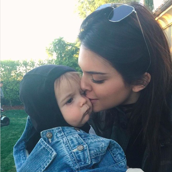 <p>Anak ketiga Kourtney Kardashian, Reign anteng banget berada di gendongan tante tercinta yang cantik. (Foto: Instagram/ @kendalljenner)</p>