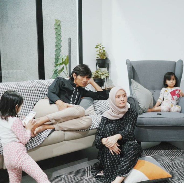 <p>Menjalani pernikahan ke-6 tahun, Tria dan Dhatu sudah dikaruniai dua putri yang manis-manis. (Foto: Instagram/dhaturembulan)</p>