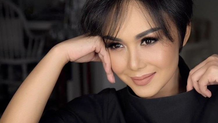 Yuni Shara dan Henri mengajak kedua buah hati mereka, Cavin dan Cello, makan siang bersama. Terlihat harmonis lho, Bunda.