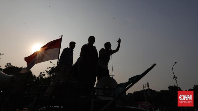'Rezim Militer' Jokowi dan Tak Kunjung Merdeka Berpendapat Banyak pejabat berlatar belakang militer di rezim Jokowi. Hal ini dinilai berpengaruh pada kebebasan berpendapat di Indonesia saat ini.