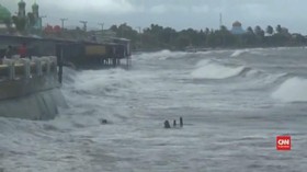 VIDEO: Karena Cuaca Buruk, Pantai Mampie Sepi Pengunjung