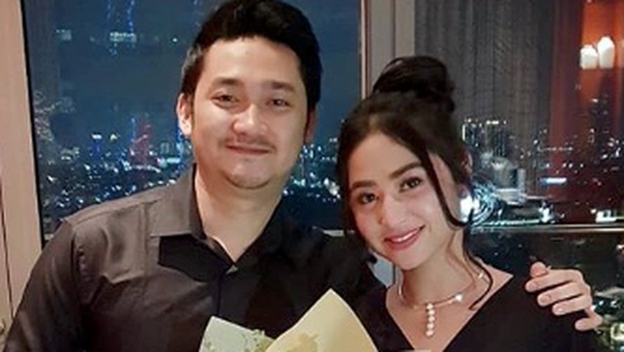 Dewi Perssik dan sang suami.