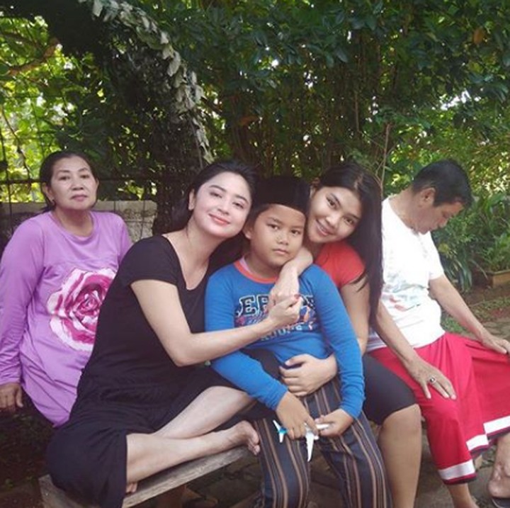 <p>Setelah salat Jumat, Gabriel disambut mama. Happy banget ya. (Foto: Instagram @dewiperssikreal)</p>