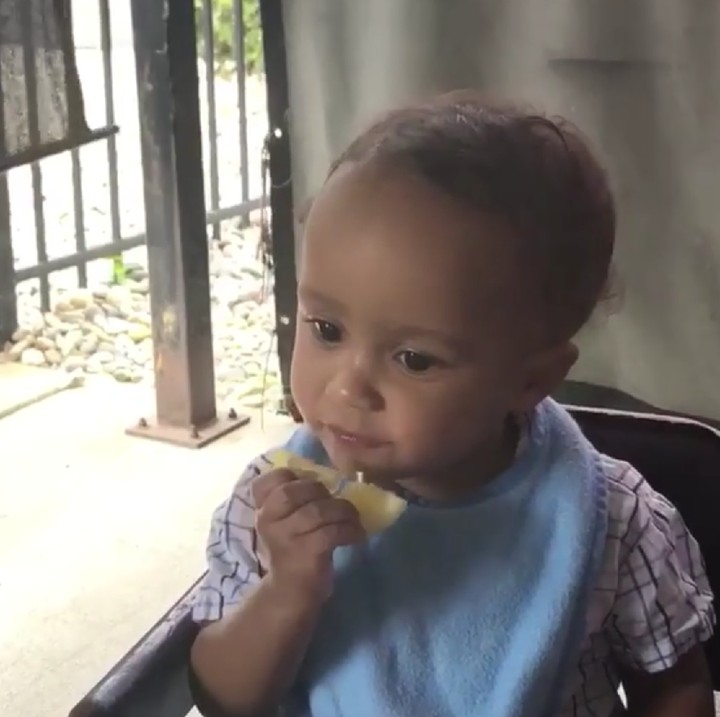 <p>Adakah anak Bunda yang makan lemon dengan ekspresi biasa-biasa aja kayak gini? Hi-hi. (Foto: Instagram/olivergotmilk)</p>