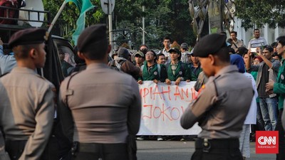 Delapan Polisi Terluka Kawal Mahasiswa Demo Jokowi