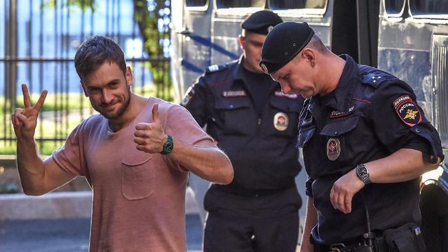 Sempat dalam kondisi kritis karena diduga diracun, anggota band punk Pussy Riot, Pyotr Verzilov, kini disebut telah sadar.