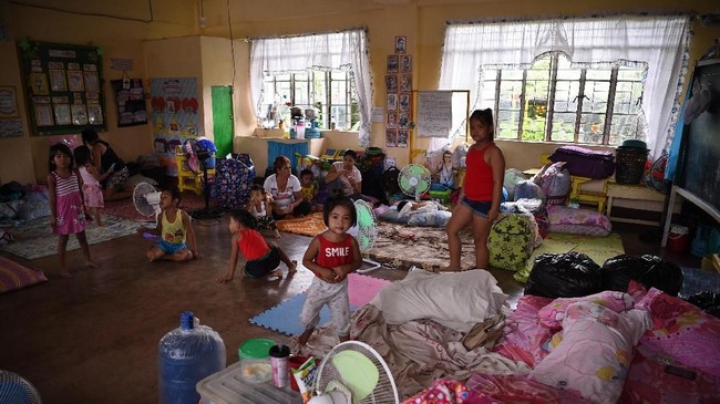 FOTO: Warga Filipina Angkut Barang Jelang Topan Mangkhut