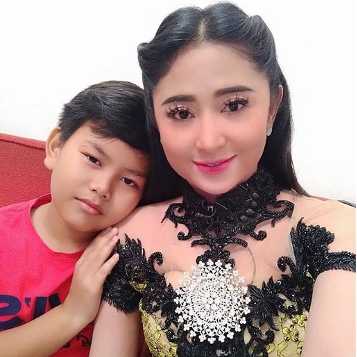<p>Kata Dewi Perssik, Gabriel ingin selalu dekat dengan mamanya. (Foto: Instagram @dewiperssikreal)</p>