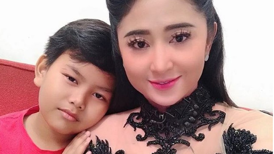 Dewi Perssik dan Anak