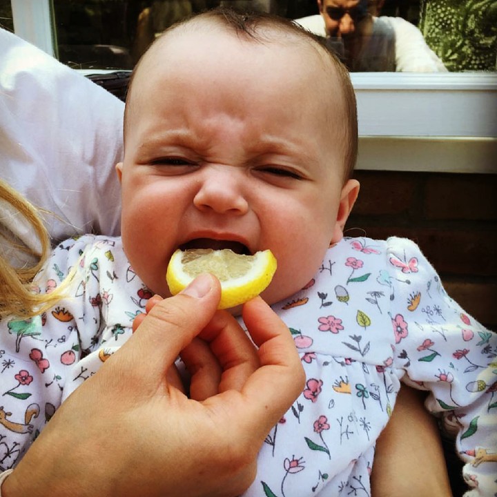 <p>Tebak apa yang ada di pikiran bayi ini ketika lemon didekatkan ke mulutnya? (Foto: Instagram/babybell_official)</p>