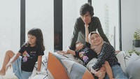 <p>Lihat deh keceriaan keluarga ini, kentara banget ya, Bun. (Foto: Instagram/dhaturembulan)</p>