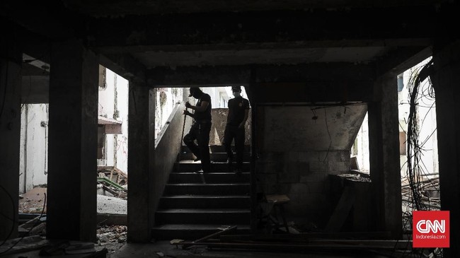 Badan Pajak dan Retribusi Daerah Jakarta Barat mengancam akan melelang dua rumah dan satu restoran yang menunggak pajak hingga Rp2,03 miliar.