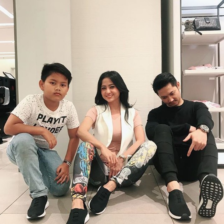<p>Meski jarang terekspos di TV, Dewi Perssik sering membagikan momen bahagianya bersama si kecil, Felice Gabriel. (Foto: Instagram @dewiperssikreal)</p>