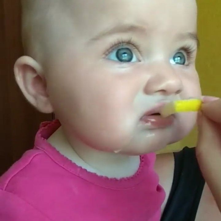 <p>Bayi bermata biru ini sepertinya udah merasa nggak enak duluan saat lemon ada di bibirnya. Lucu banget ekspresimu, Nak. (Foto: Instagram/lenka_tkach_gorychkina)</p>
