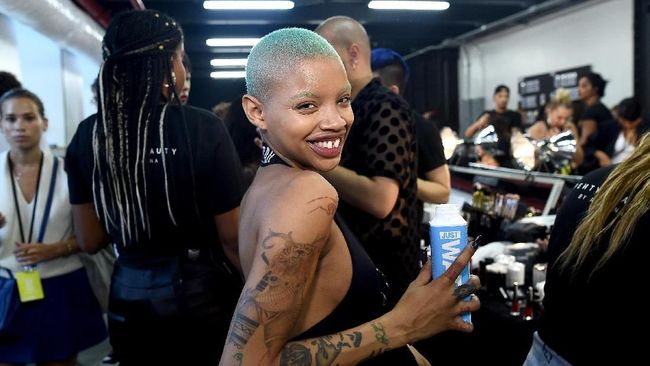 Slick Woods, salah seorang model yang berjalan di panggung Savage X Fenty Rihanna dilarikan ke rumah sakit karena diduga melahirkan di belakang panggung.