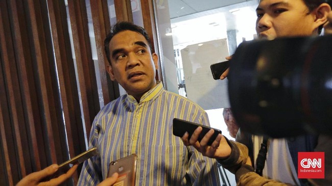 Sekjen Gerindra Ahma Muzani menilai penayangan iklan kinerja pemerintah di bioskop tidak tepat karena berada di ruang privat.