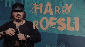 Musisi Harry Roesli Terima Tanda Jasa Kehormatan dari Jokowi