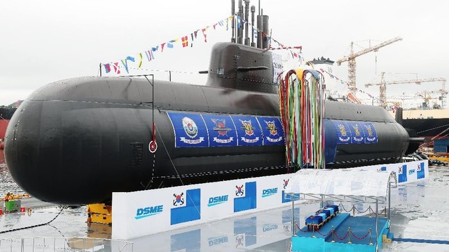Korea Selatan memamerkan kapal selam yang mampu melontarkan peluru kendali milik mereka pada Jumat (14/9).