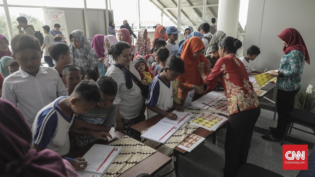 FOTO: Melihat Lebih Dekat Uji Coba LRT Jakarta