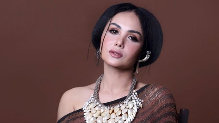 Yuni Shara blak-blakan berbicara kehidupan seksualnya. Pernah menikah dua kali, ternyata tak membuat Yuni bisa merasakan kenikmatan orgasme saat berhubungan.