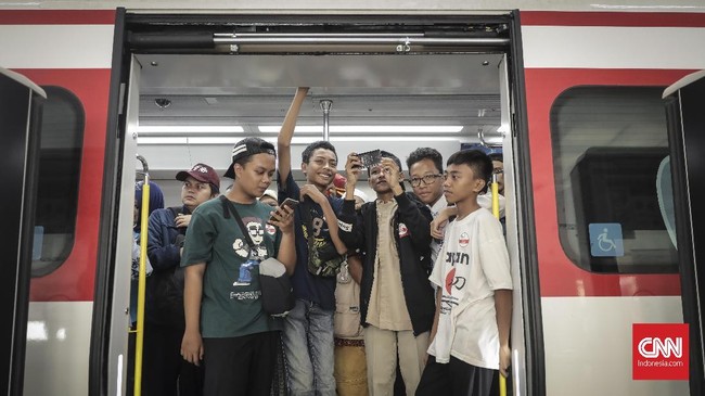 FOTO: Melihat Lebih Dekat Uji Coba LRT Jakarta