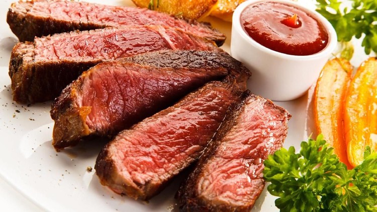 Memotong daging jadi lebih kecil Beberapa tips dari nenek bisa saja bikin pengasuhan anak lebih mudah lho, Bun. Lima tips ini contohnya.