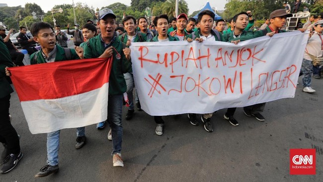 Kelompok Aliansi Mahasiswa Kota Medan menyampaikan sebelas tuntutan kepada Presiden Joko Widodo dalam unjuk rasa, salah satunya tentang kebebasan berpendapat.
