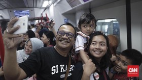 FOTO: Melihat Lebih Dekat Uji Coba LRT Jakarta