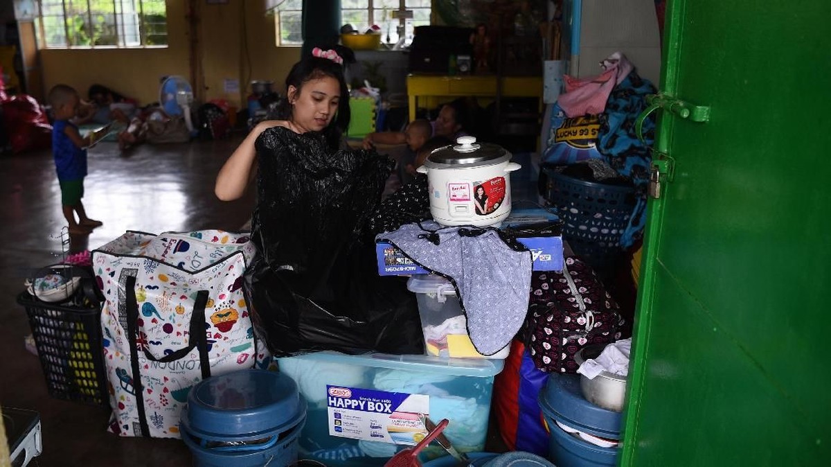 FOTO: Warga Filipina Angkut Barang Jelang Topan Mangkhut