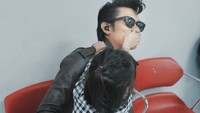 <p>Waduh, Ayah Tria lagi diapain tuh sama si kecil. He-he-he. (Foto: Instagram/dhaturembulan)</p>
