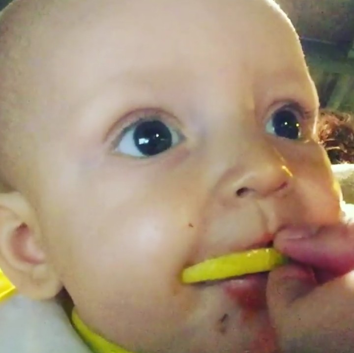 <p>Buat bayi ini rasa lemon bisa jadi 'B aja' alias biasa aja. (Foto: Instagram/pamelajtomlison)</p>