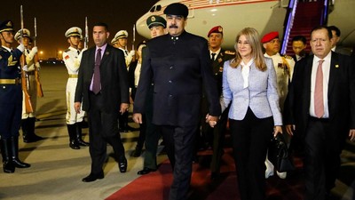 Xotinim bizning toshakda sikishadi.